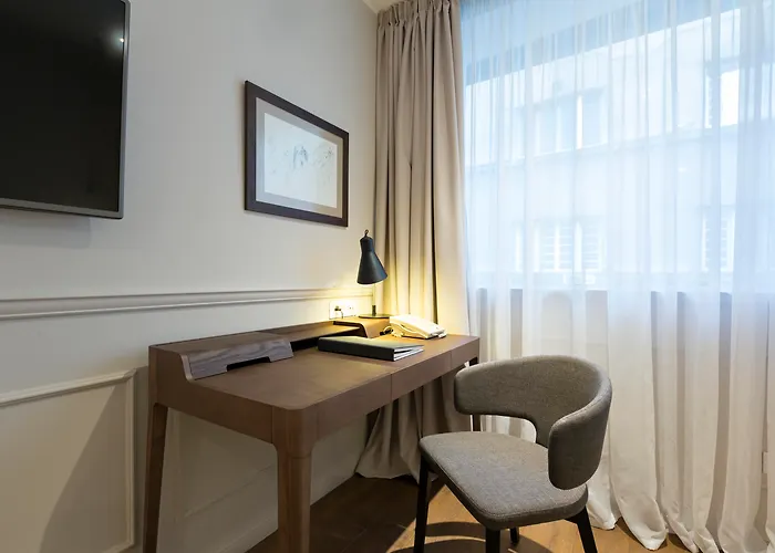 Envoy Hotel